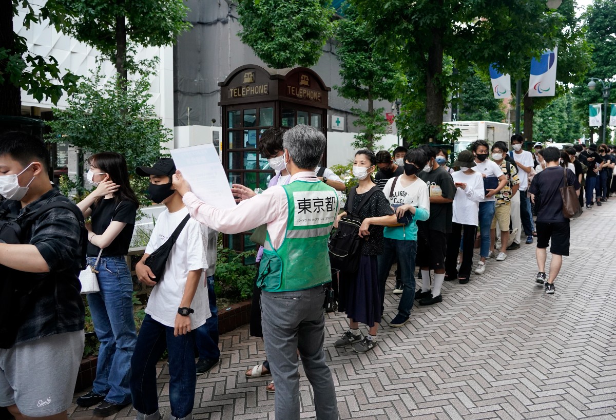 東京・渋谷の若者向け新型コロナワクチン接種会場前にできた行列。現在はオンライン抽選制になっている（2021年8月、EPA＝時事）