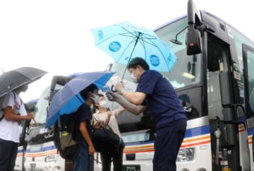 台風接近時、避難所が密にならないよう熊本県で行われた広域避難（2020年9月、時事）
