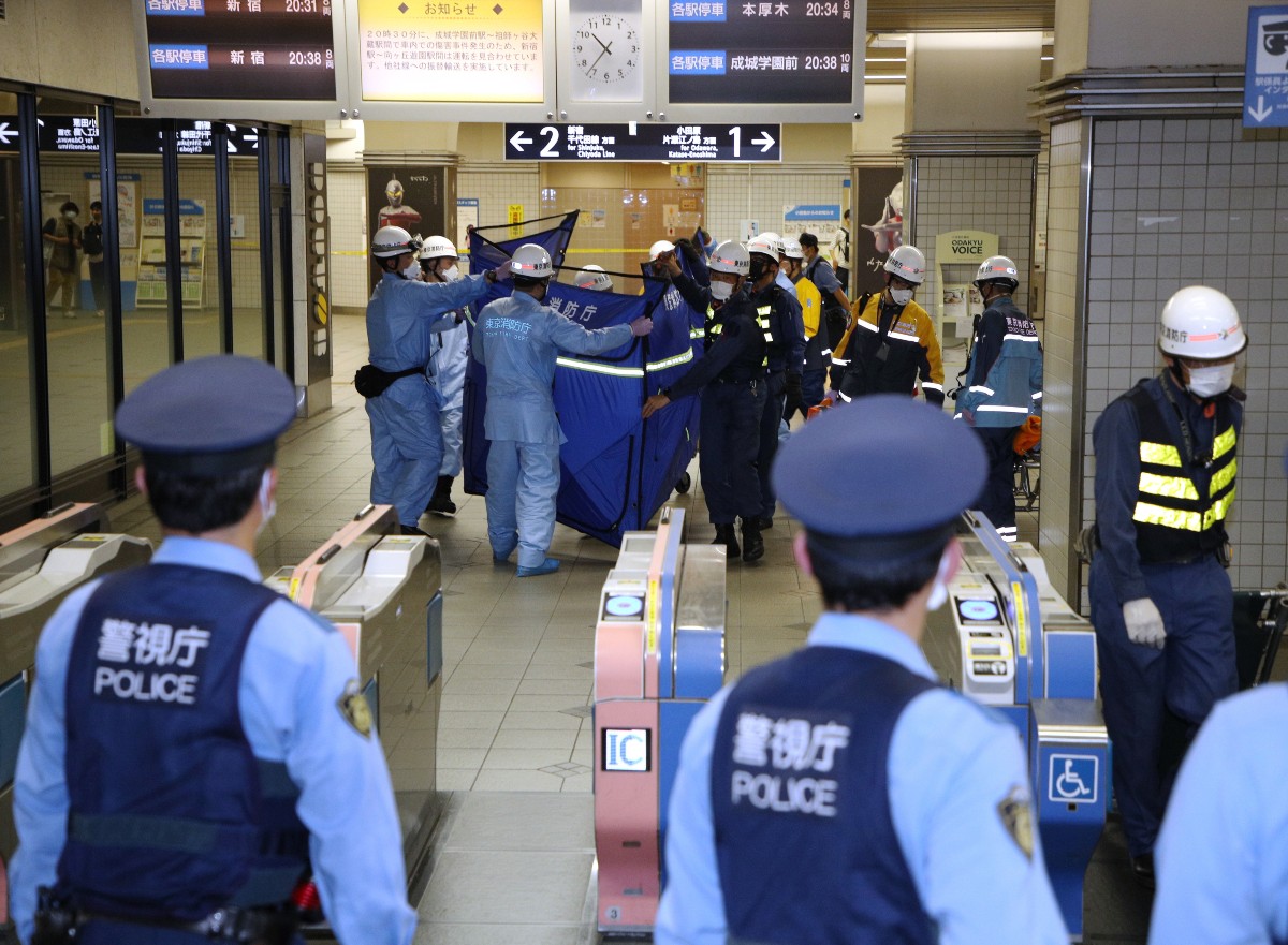 刺傷事件後、騒然とする祖師ケ谷大蔵駅(2021年8月、時事)
