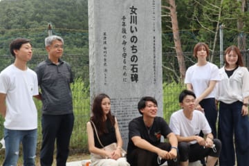 「女川1000年後のいのちを守る会」のメンバーと、女川町小乗浜の石碑の披露式に臨む阿部一彦校長（左から2人目）（2021年8月、筆者撮影）