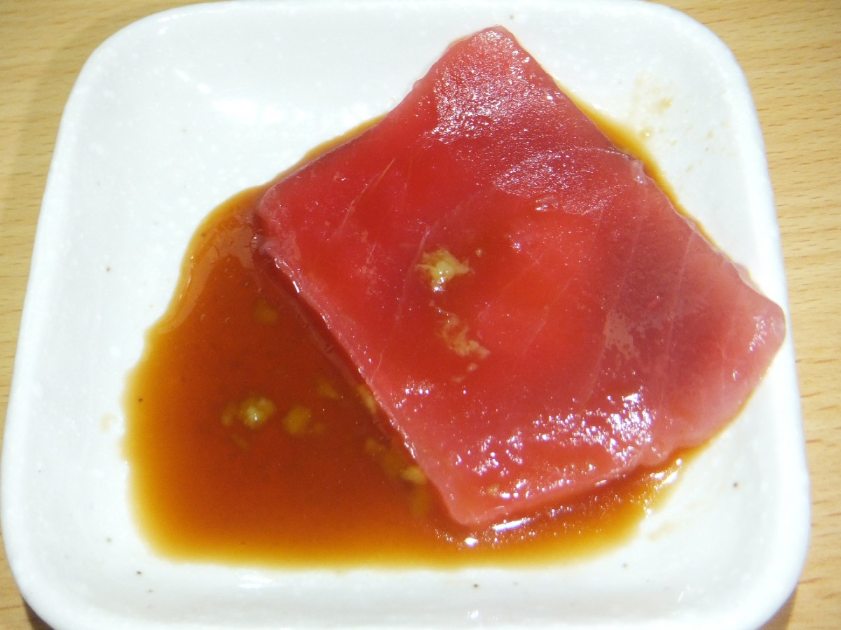 ワサビを溶かしたしょうゆとマグロの刺し身
