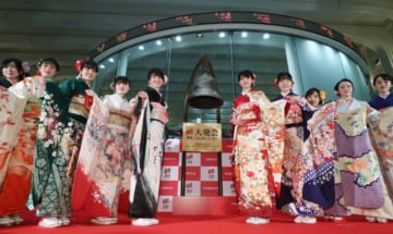 東京証券取引所の大発会に参加した晴れ着姿の女性（2020年1月、時事）