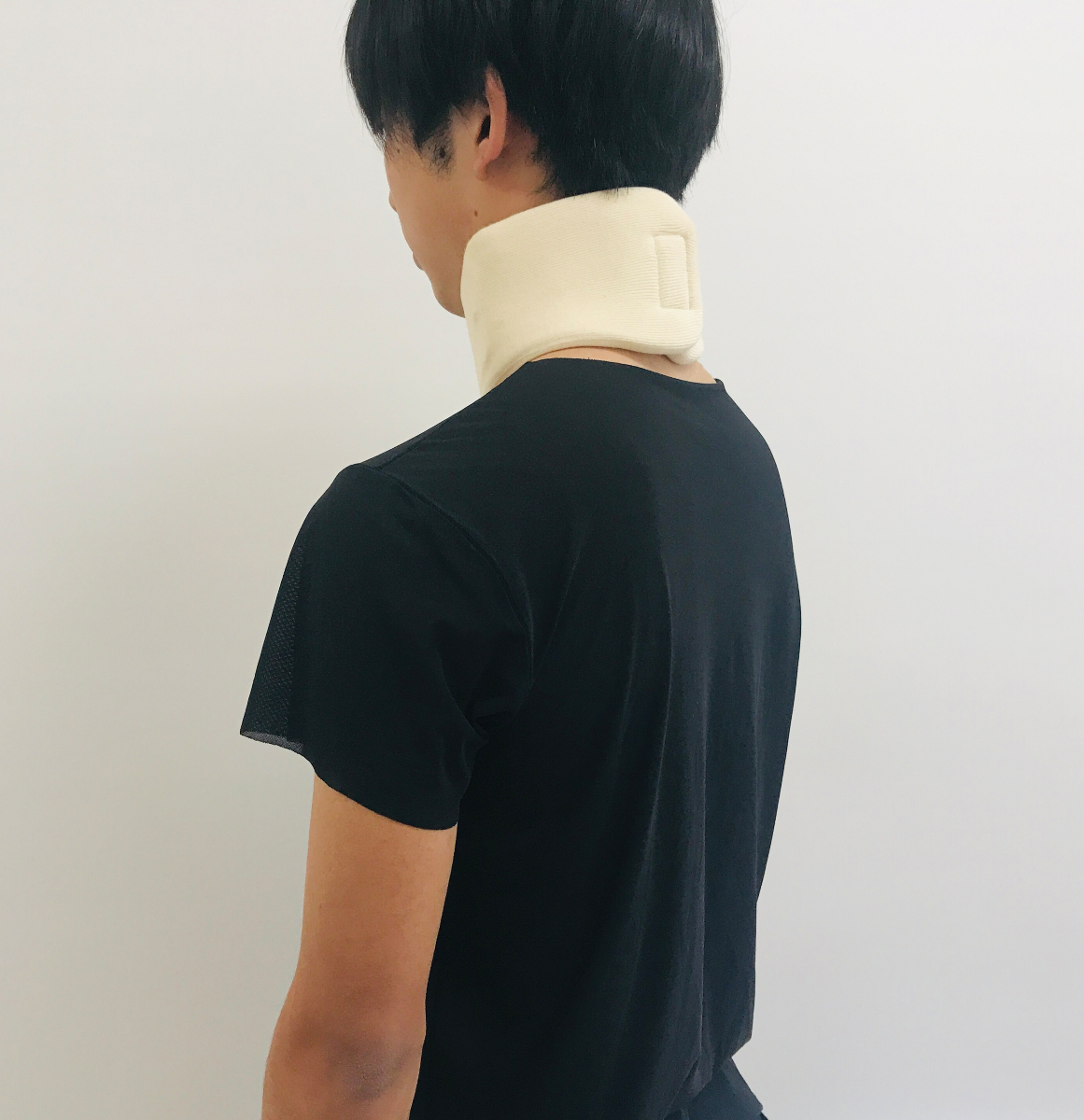 「頸椎カラー」を使って首を安静にすることで、痛みを緩和する方法も
