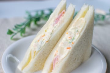 コンビニのサンドイッチ、総菜パンより高い理由は？