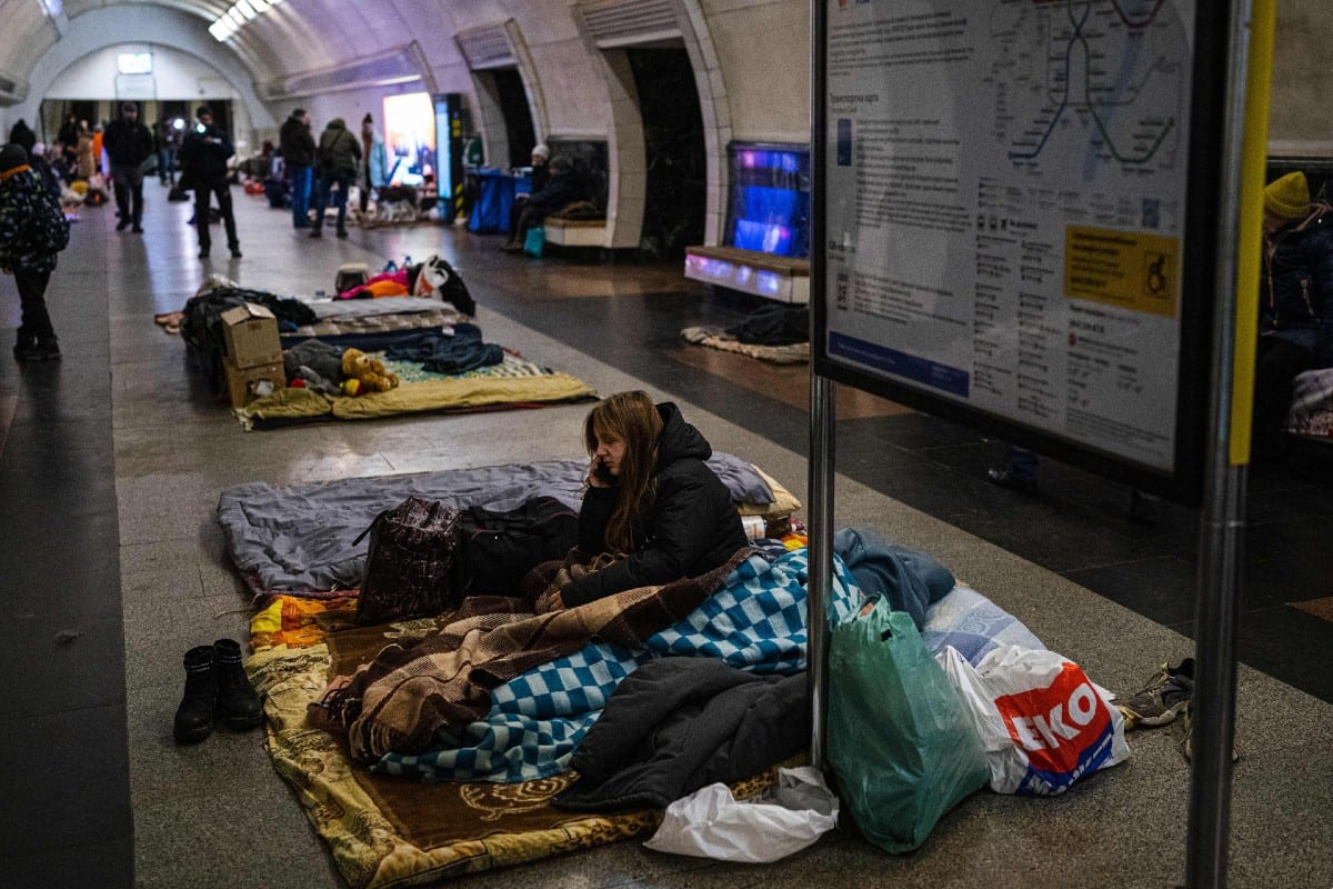 キエフの地下鉄駅に避難したウクライナの人々（2022年3月、AFP＝時事）