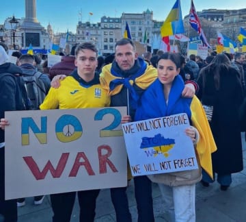 サッカー元ウクライナ代表のシェフチェンコ氏がインスタグラムに投稿した、反戦を訴える写真（2022年2月、時事）