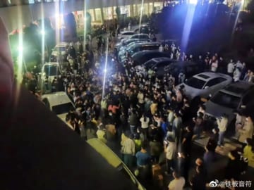 北京大の学生らの抗議活動とされる様子（SNSの投稿より、2022年5月登録、時事）