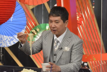 「秘密のケンミンSHOW 極」で司会を務めている「爆笑問題」の田中裕二さん（YTV提供）