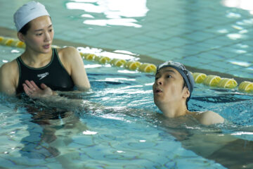 映画「はい、泳げません」に出演する長谷川博己さん（右）と綾瀬はるかさん（C）2022「はい、泳げません」製作委員会