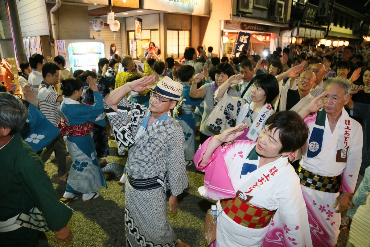 岐阜県郡上市伝統の盆踊り「郡上おどり」（2017年8月、時事）