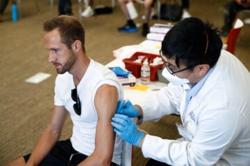 西部カリフォルニア州で「サル痘」のワクチン接種を行う医療関係者（2022年8月、EPA＝時事）