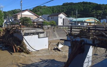 台風15号の影響で、浜松市では大雨で二俣川が増水し、橋が流された（2022年9月、時事）