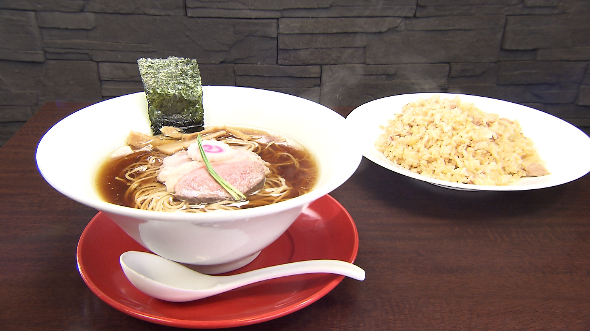 自家製チャーシュー フランス産鴨肉入った ラーメン 茶わん2杯分の半チャーハンが850円 山梨県甲府市の中華料理店が オモウマい店 に登場 オトナンサー
