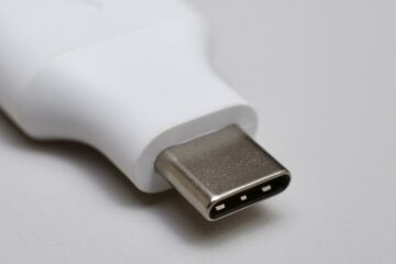USB Type－Cケーブルのコネクタは、どの向きでも挿し込みが可能