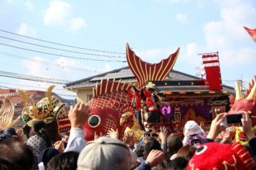 毎年11月に行われ、多くの観光客が訪れる「唐津くんち」