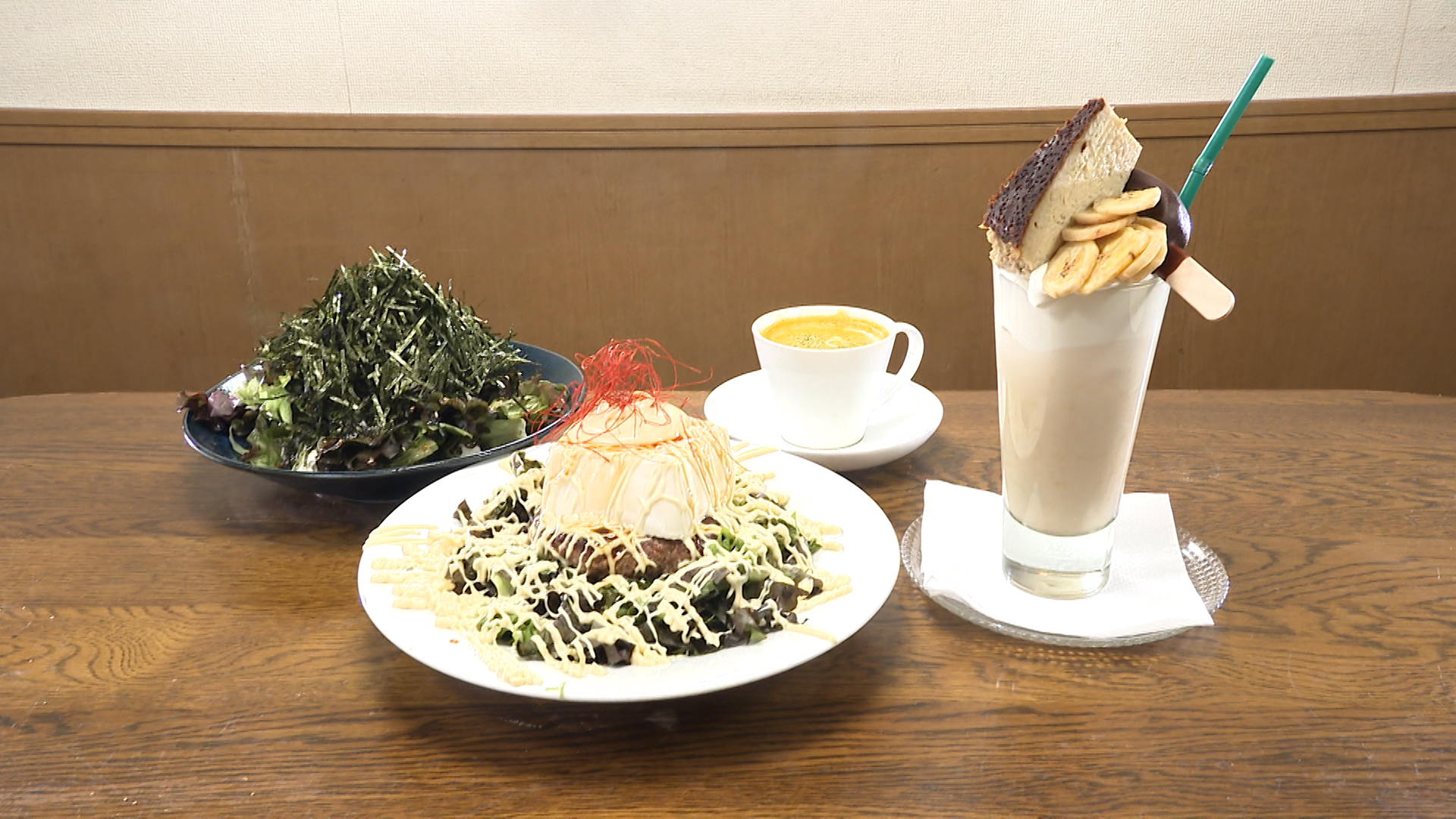 ハンバーグの上に豆腐一丁、紅茶の上にチーズケーキ… パスタも山盛り