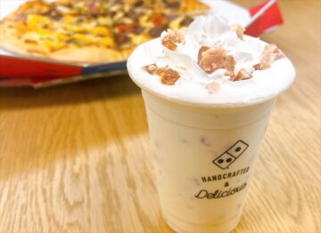 SNSで話題の「ベーコンシェイク」（右）と「バーガーピザ」