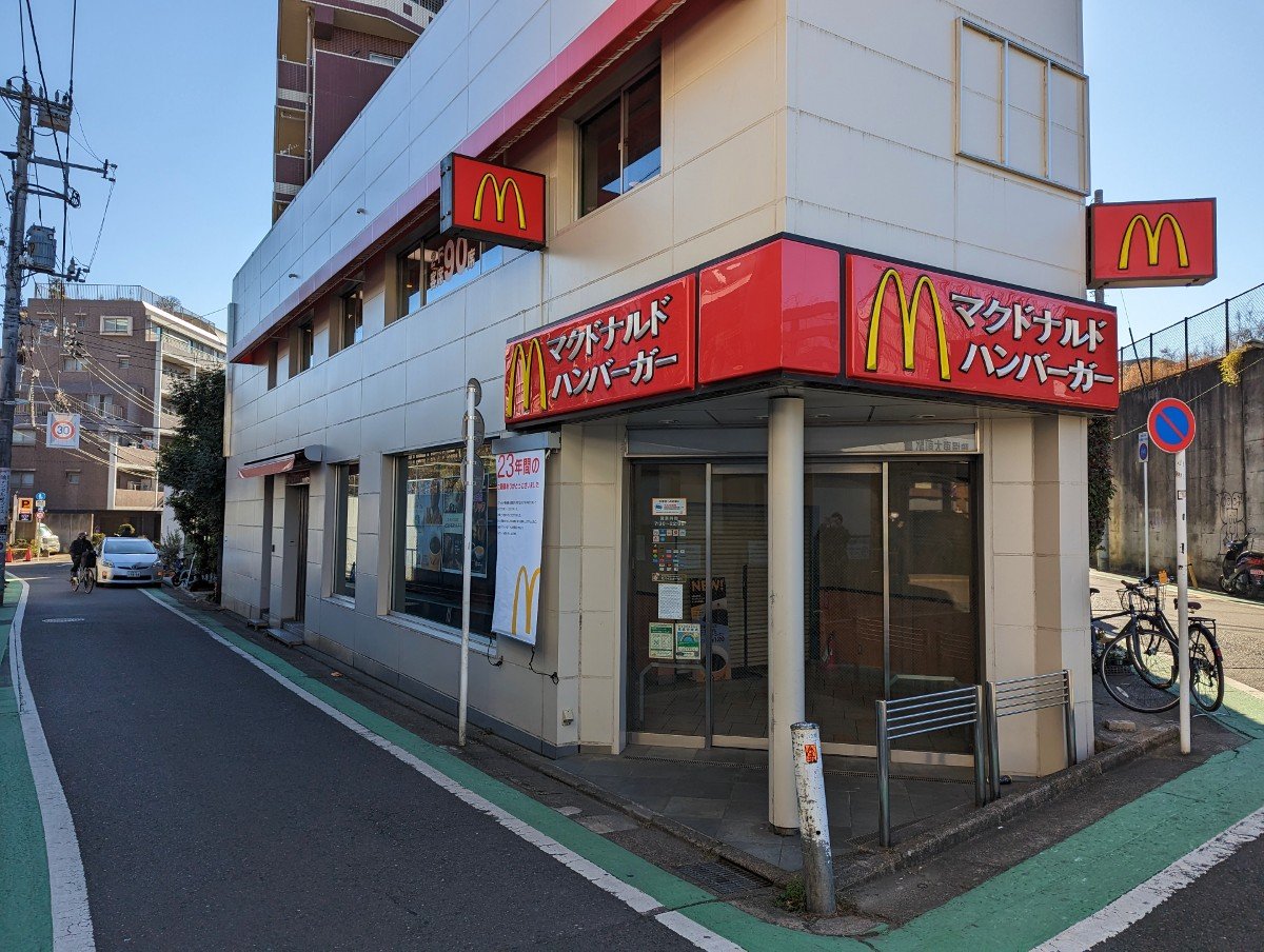 カタカナで「マクドナルド ハンバーガー」の店舗も…　創業当初は英語？　看板の変遷をマクドナルドに聞く