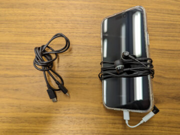 スマホの充電ケーブルや有線イヤホンを結んだり、巻いたりしても大丈夫?