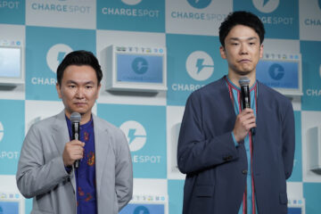 「かまいたち」の山内健司さん（左）と濱家隆一さん（2021年9月、時事通信フォト）