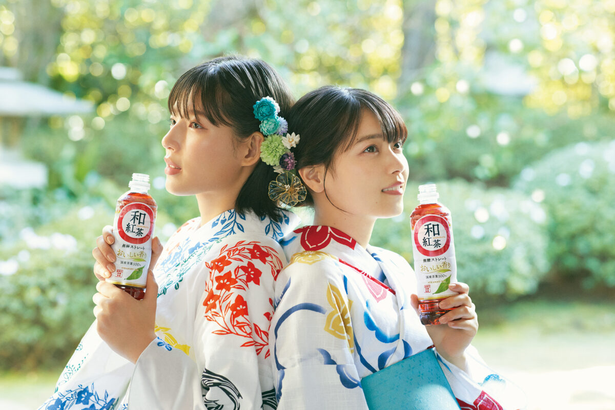 アサヒ飲料「和紅茶 無糖ストレート」の新テレビCMに出演する西野七瀬さん（右）と石井杏奈さん