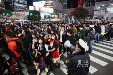 ハロウィーン当日に仮装して東京・渋谷駅付近を歩く人々（2022年10月31日、時事通信フォト）