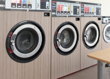 コインランドリーで洗濯済みの衣類が洗濯機に長時間放置されていることも