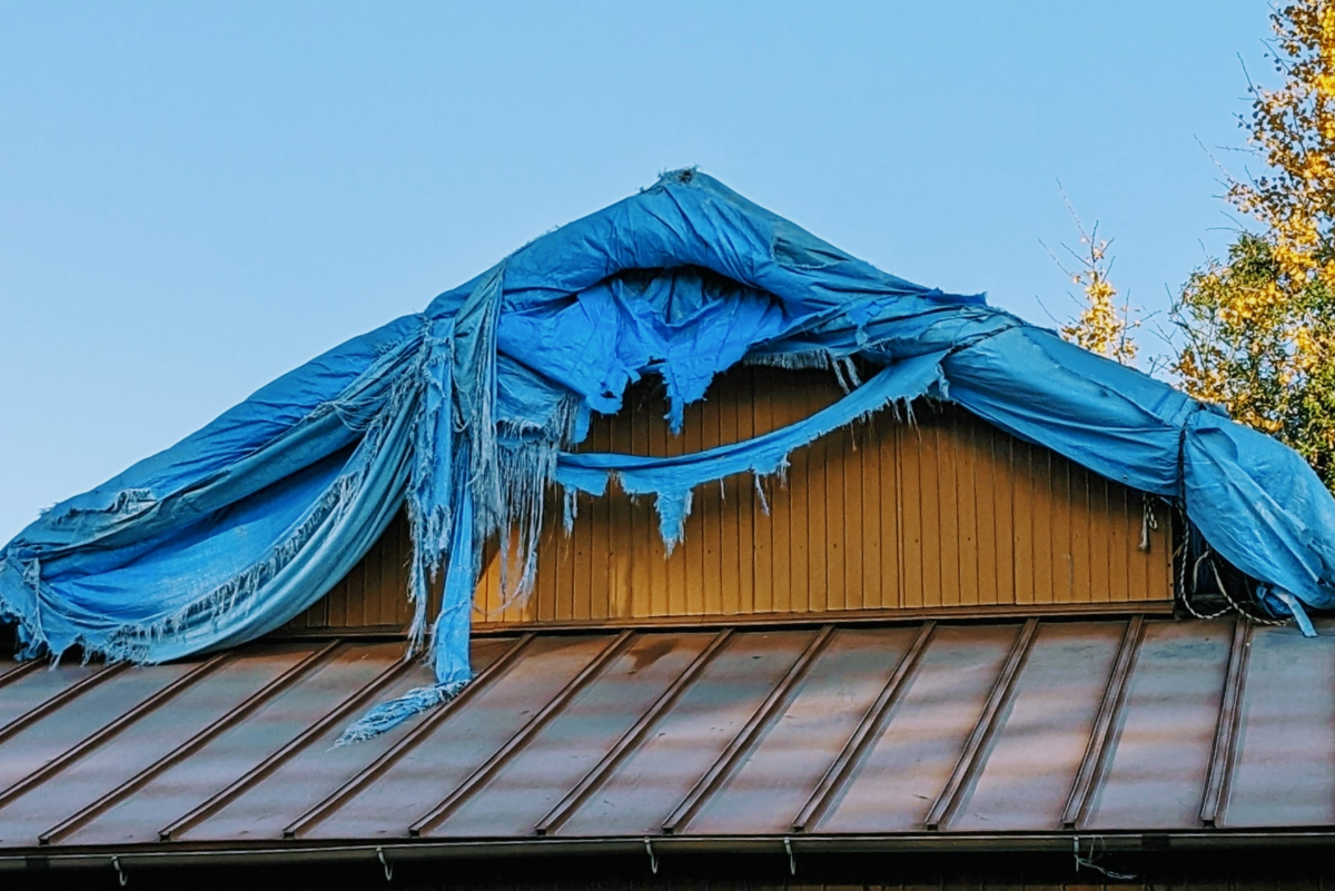 強風が吹き荒れた後は、屋根修理などの高額修理を勧める悪質業者に要注意