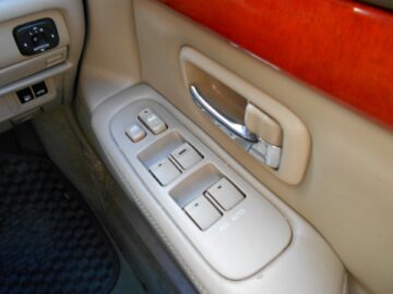 車のパワーウインドーの使用時に同乗者が首や指などを挟み込まれる事故が発生している