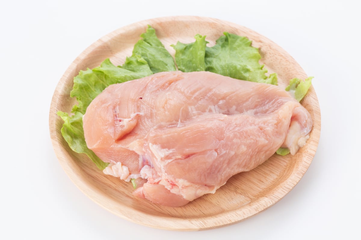 鶏肉の調理時は、細菌の一種である「カンピロバクター」による食中毒に注意