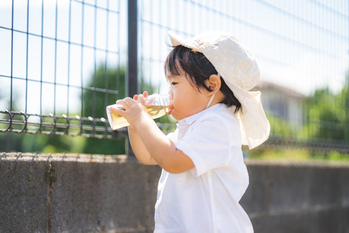 子どもの熱中症を防ぐために、小まめに水分補給をさせること