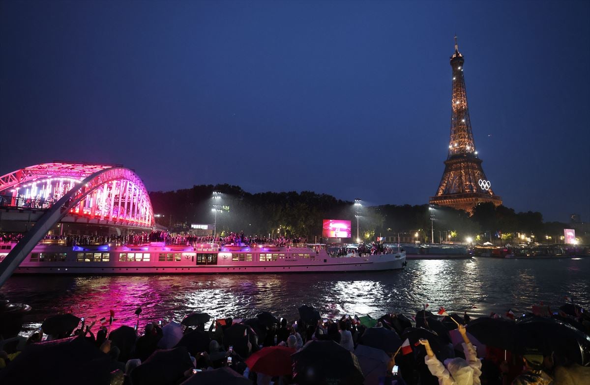 「パリ五輪」開会式の船上パレード（2024年7月撮影、時事）