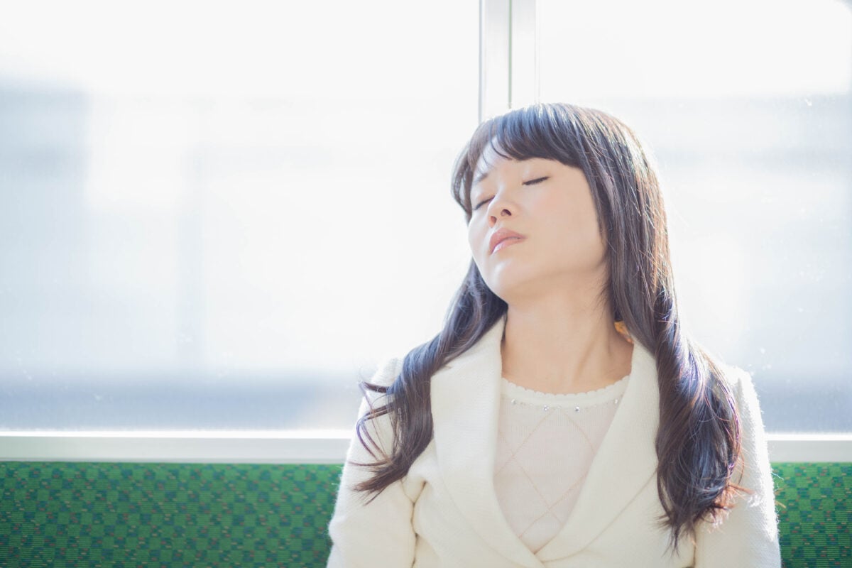 電車の座席に座っているときに眠くなってしまう原因は？