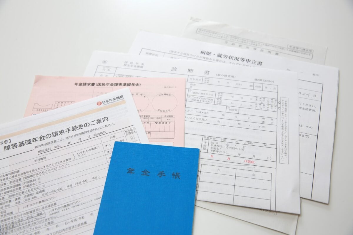 障害年金を受給している場合、数年に一度、更新の手続きが必要（画像はイメージ）