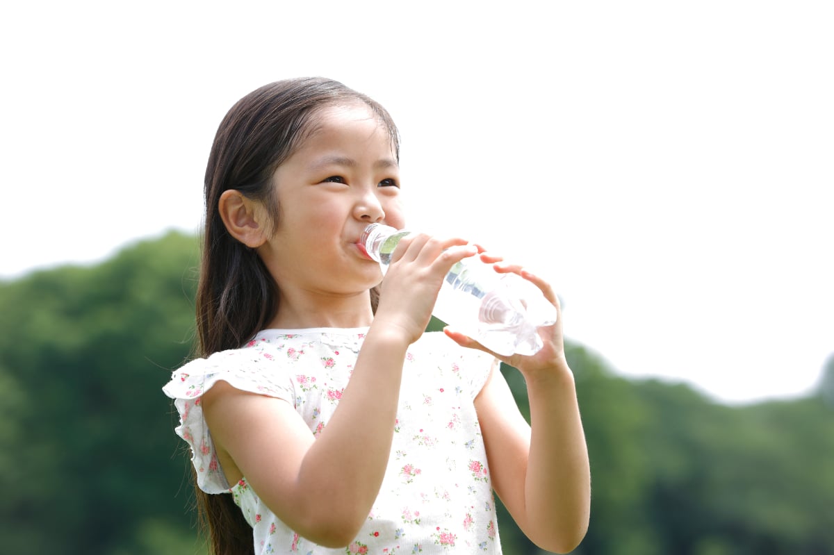 甘い飲み物に慣れた子どもが、水を無理なく飲めるようになるには？