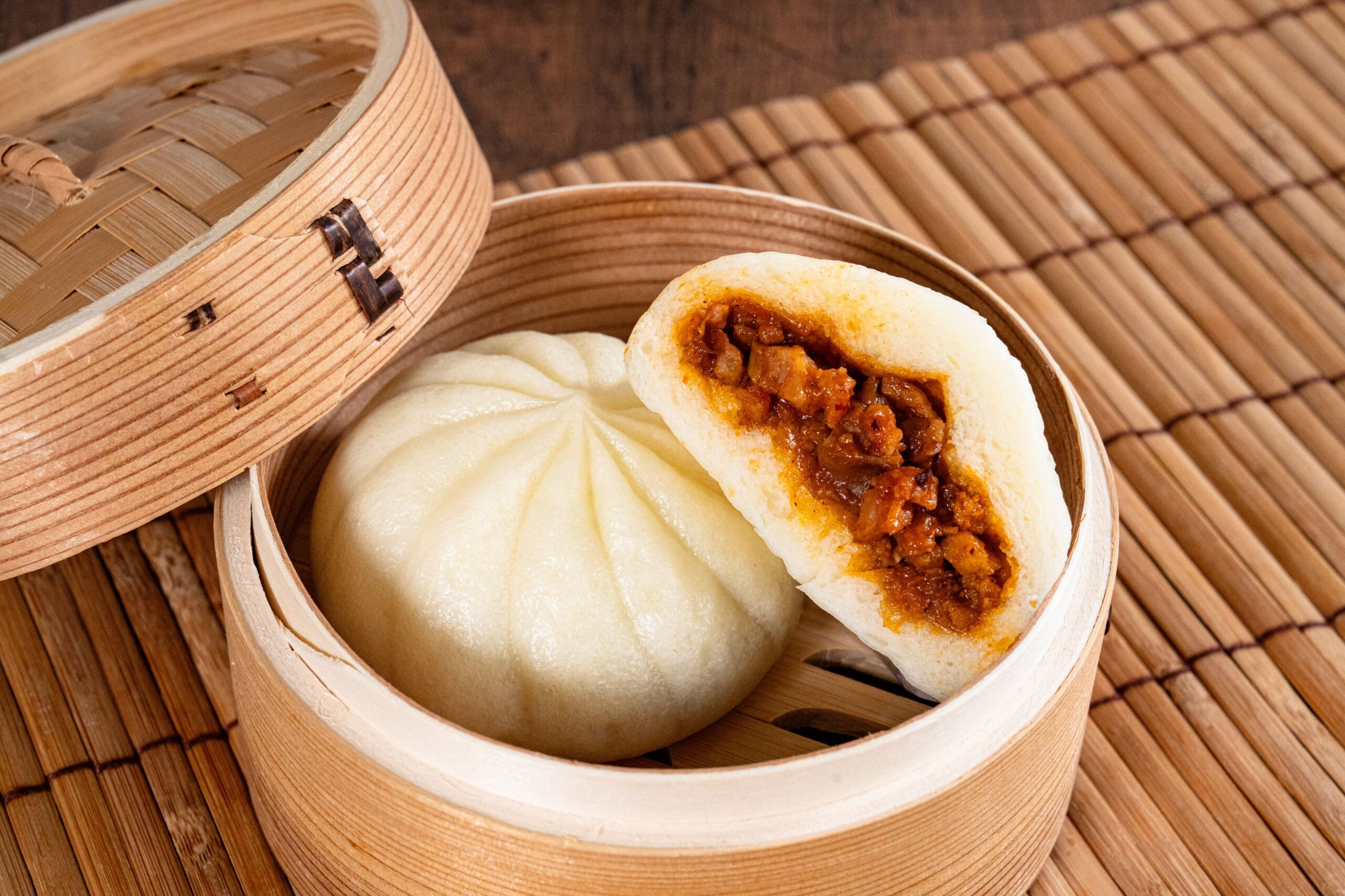 ファミマ、「モスバーガー」監修の「チリドッグまん」発売 ソーセージ