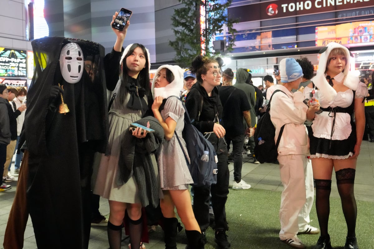 ハロウィーン当日に仮装した人々（2023年10月31日、東京都新宿区、時事通信フォト）