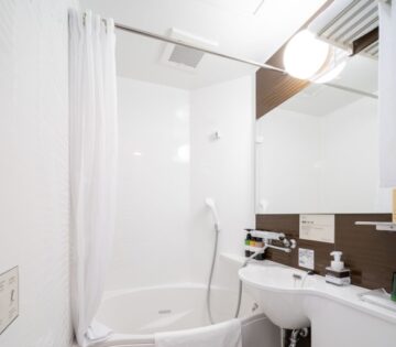 ホテルの浴室のシャワーカーテンはどうやって使う?(スーパーホテル提供)