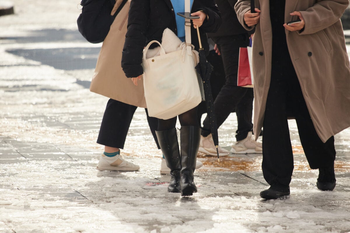 雪で路面がぬれているときに靴を滑りにくくする方法は？（画像はイメージ）