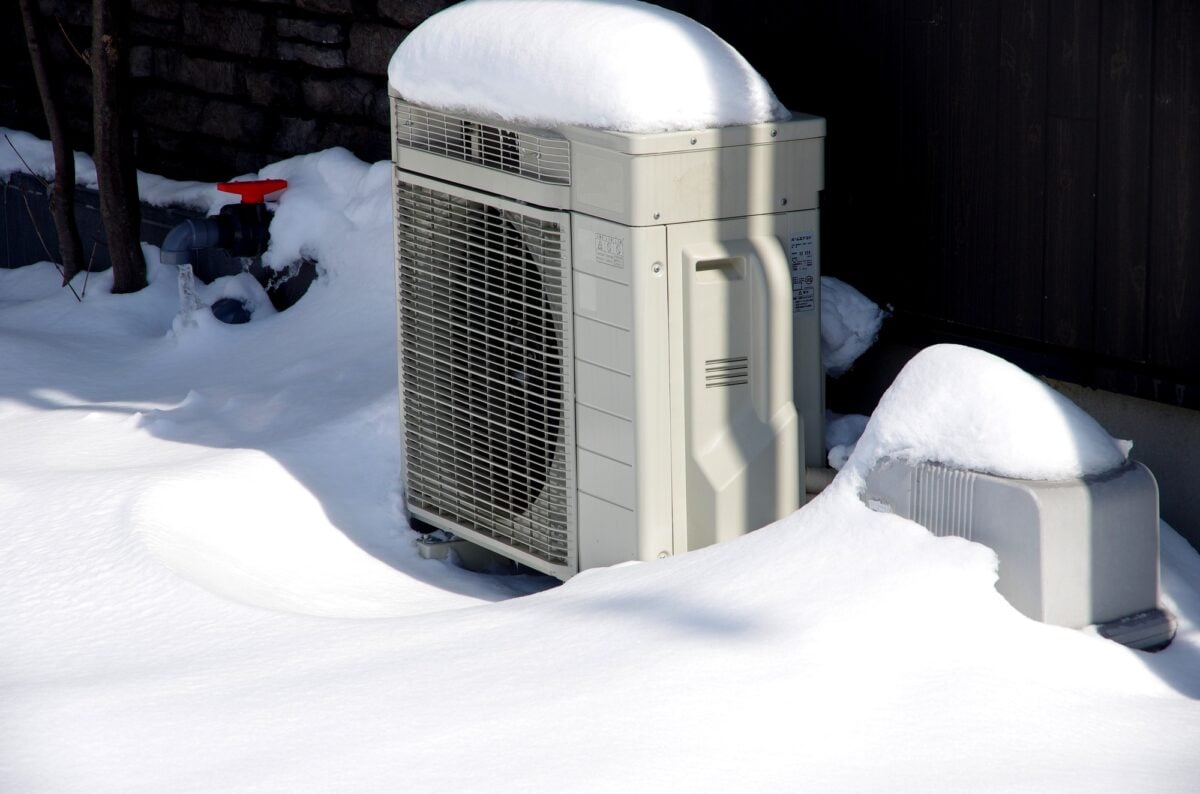 エアコンの室外機の上に雪が積もったときにやってはいけない行為とは？（画像はイメージ）