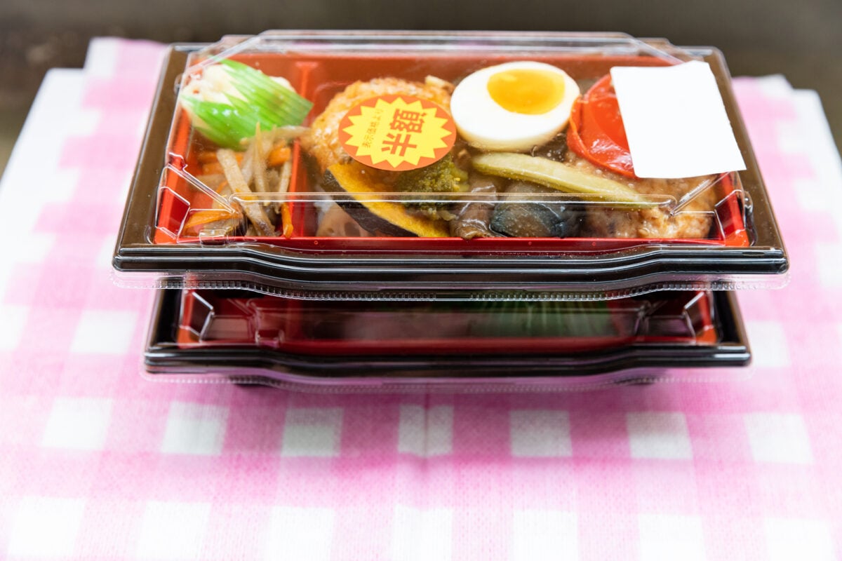 値引き前の弁当や総菜をかごに入れておき、半額セールが始まったタイミングでシールを要求すると、法的責任を問われる？