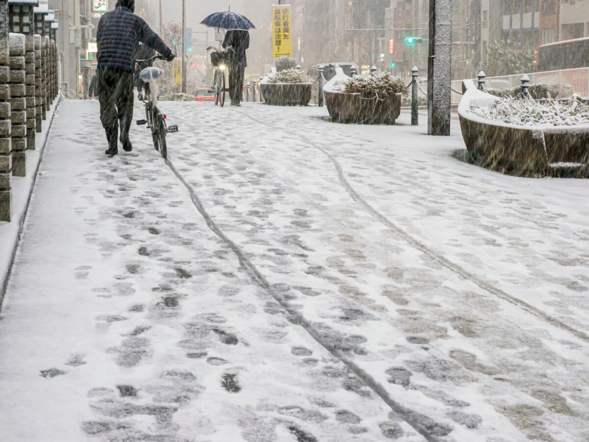 降雪時は転倒事故に要注意（画像はイメージ）