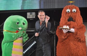ガチャピン(左)、ムック(右) ※2024年12月、時事通信フォト
