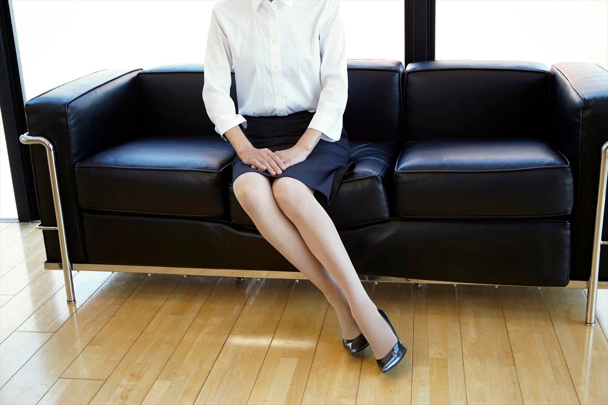 「モデル座り」が腰痛の原因のひとつに