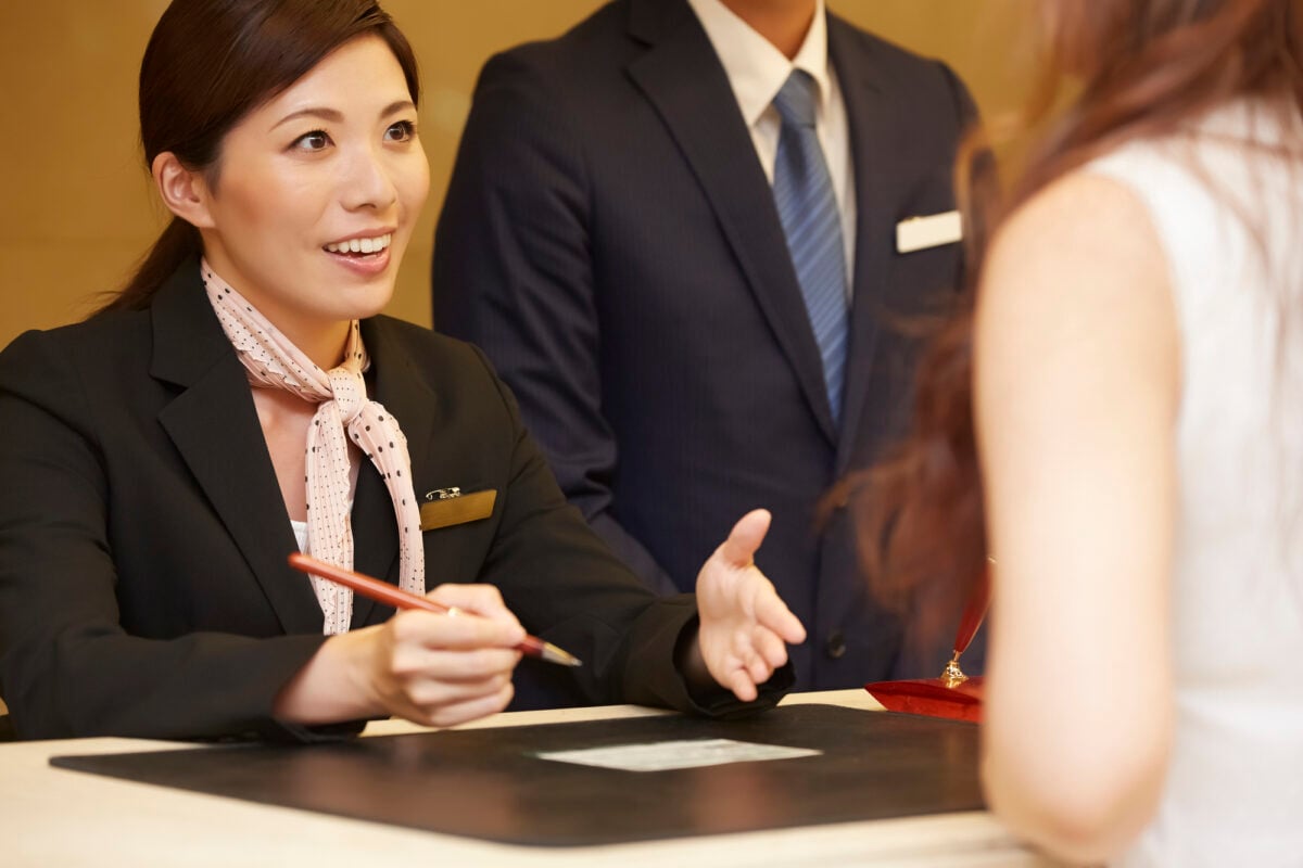 ホテルの従業員は普段、宿泊客にどんなあいさつをしている？（画像はイメージ）