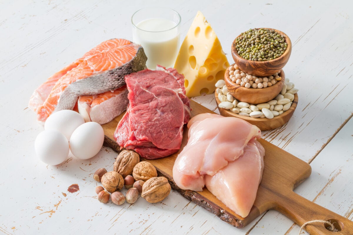 昼食時にたんぱく質を含む食べ物を摂取すると、眠くなりにくい？