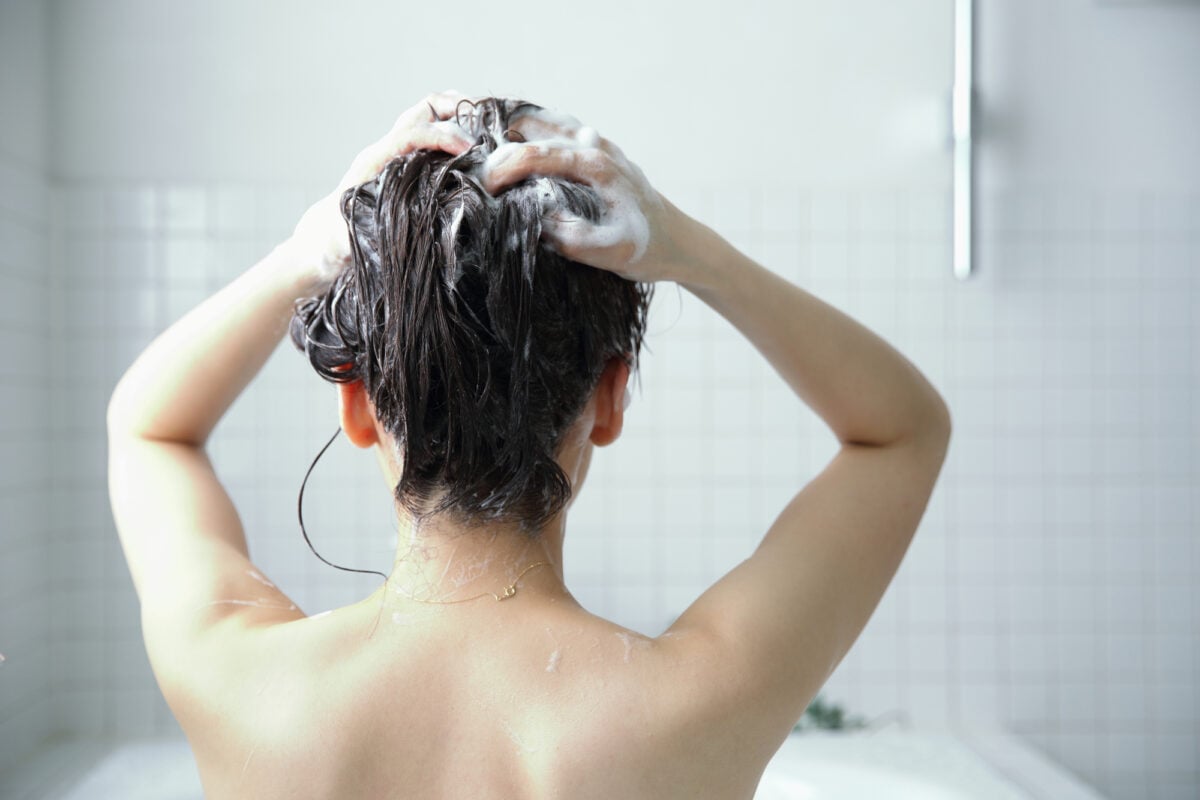 「下を向いてシャンプー」はNGって本当？（画像はイメージ）