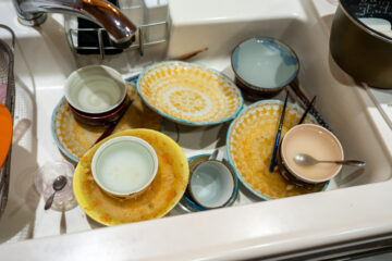 使い終わった食器を水に浸して放置すると、細菌が繁殖する可能性も（画像はイメージ）