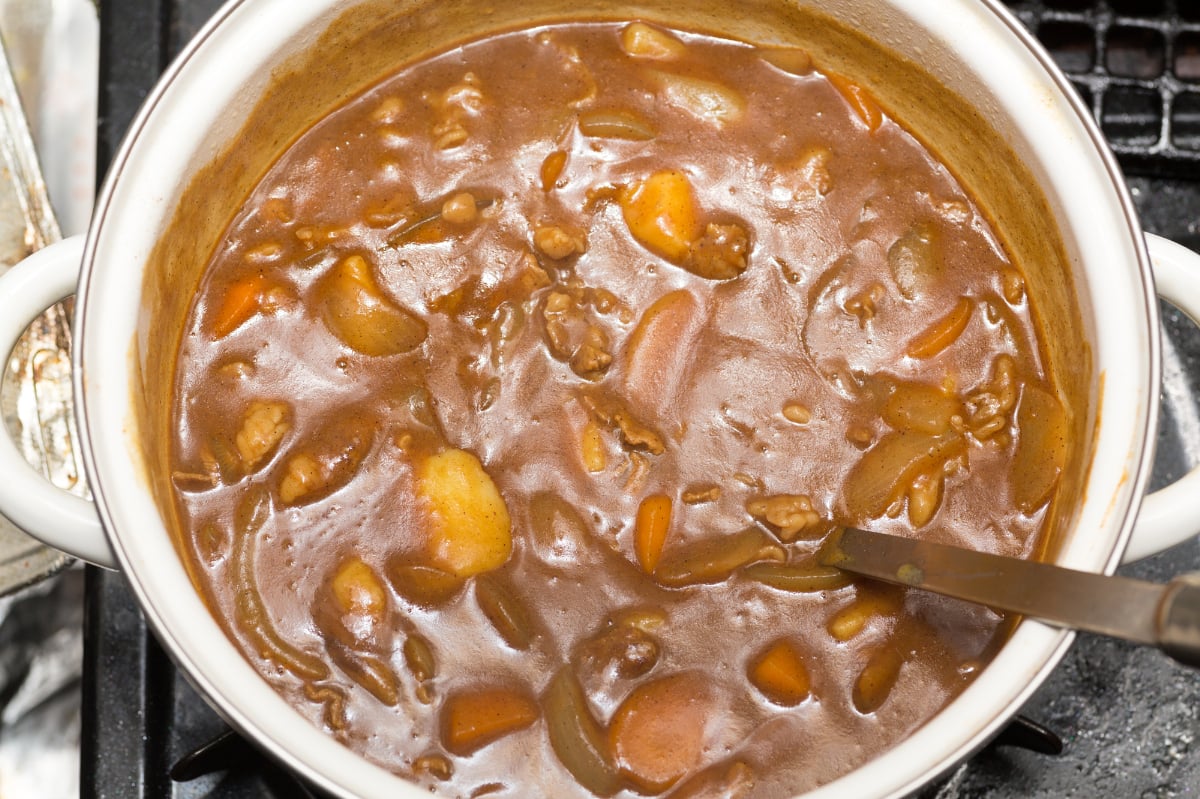 カレーは鍋に入れたまま室内に放置しちゃダメ