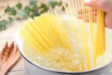 パスタをゆでるときに塩を入れるのはなぜ?